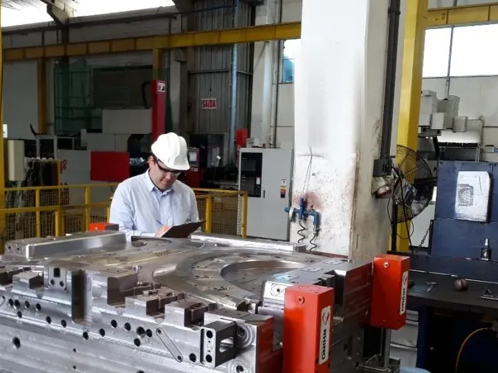 Análise técnica de ferramental de grande porte em chão de fábrica, com registro em campo.