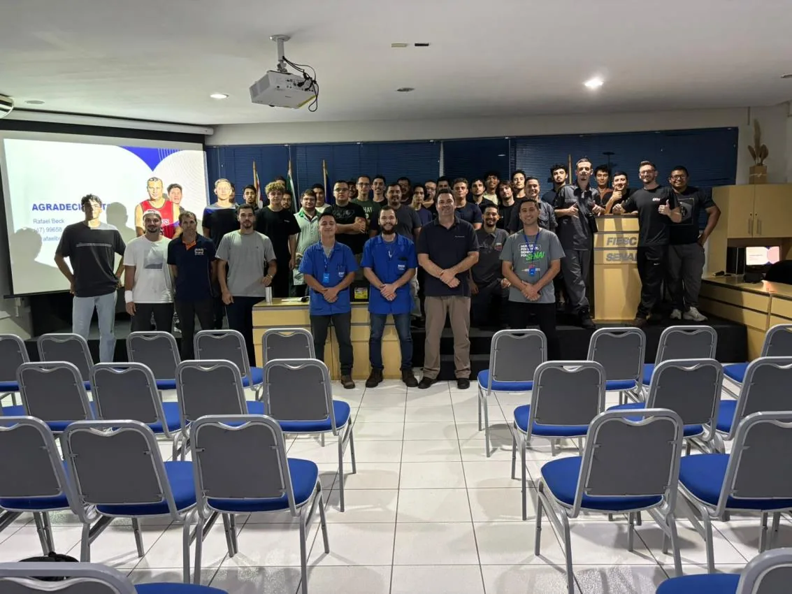 Turma reunida ao final de capacitação técnica em engenharia, inspeção e normas.