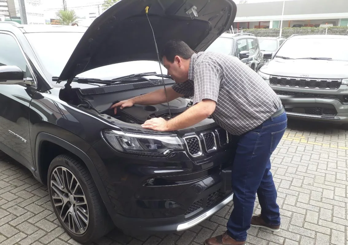Verificação de componentes e de evidências de reparo no compartimento do motor, para laudo técnico.